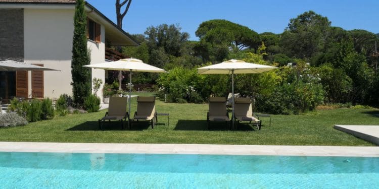 Arli Hotel Swimming Pool